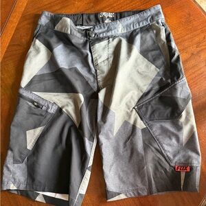 Fox Men's Geometric Gray and Black Athletic Shorts